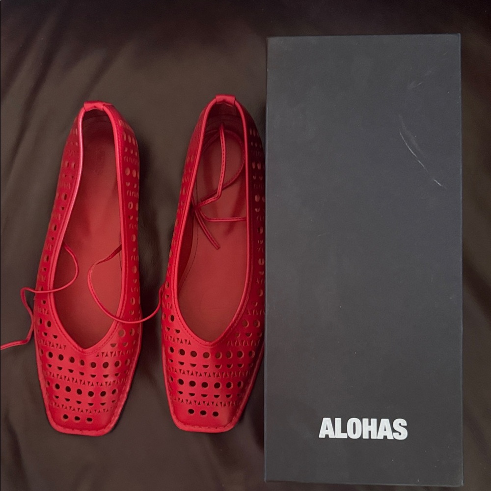 ALOHAS Red Perforated Lace-Up Square-Toe Flats